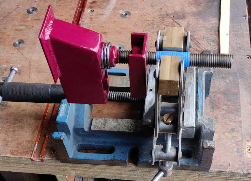barclamps_clamped_for_thread_slitting_800.jpg