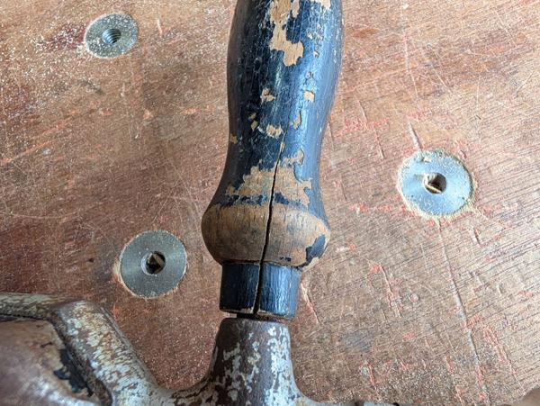 2026-05-22-02-cracked-handle_600.jpg