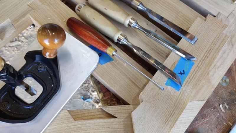 2025-05-25-08-chopping-sockets-with-lots-of-chisels-and-pointy-router_800.jpg