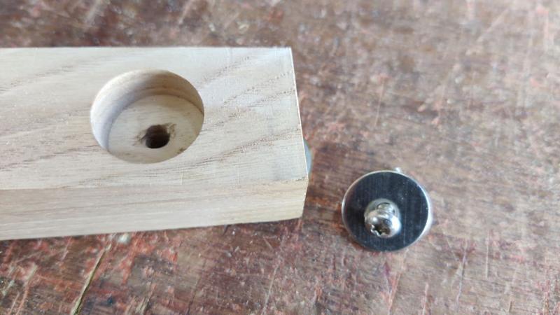 2025-06-14-02-hole-with-screw-and-washer_800.jpg