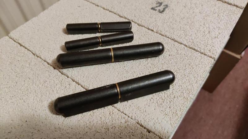 2024-12-14-03-two-sizes-of-bullet-hinge_800.jpg