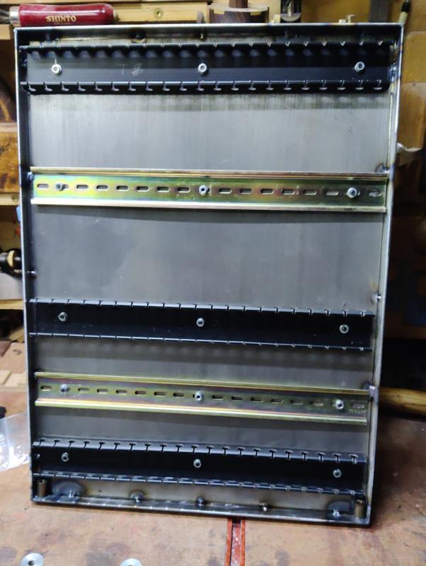 2025-01-02-18-fitting-din-rail-and-trunking_800.jpg