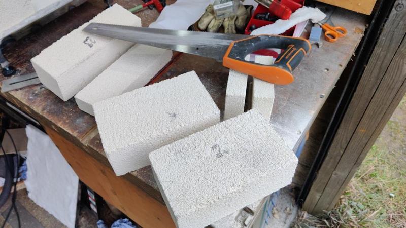 2025-01-19-09-sawing-bricks_800.jpg