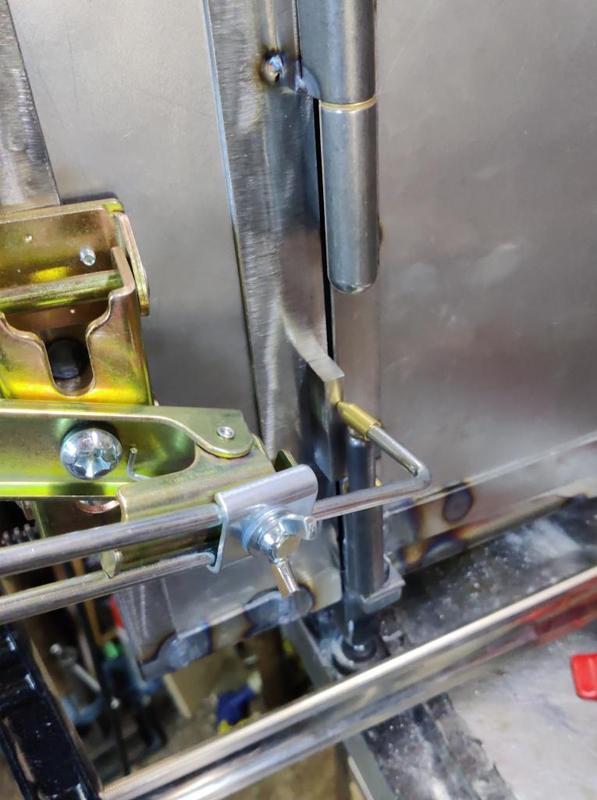 2025-02-02-17-tacking-lower-hinge_800.jpg