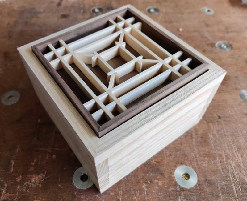 102_kumiko_lid_in_box_800.jpg