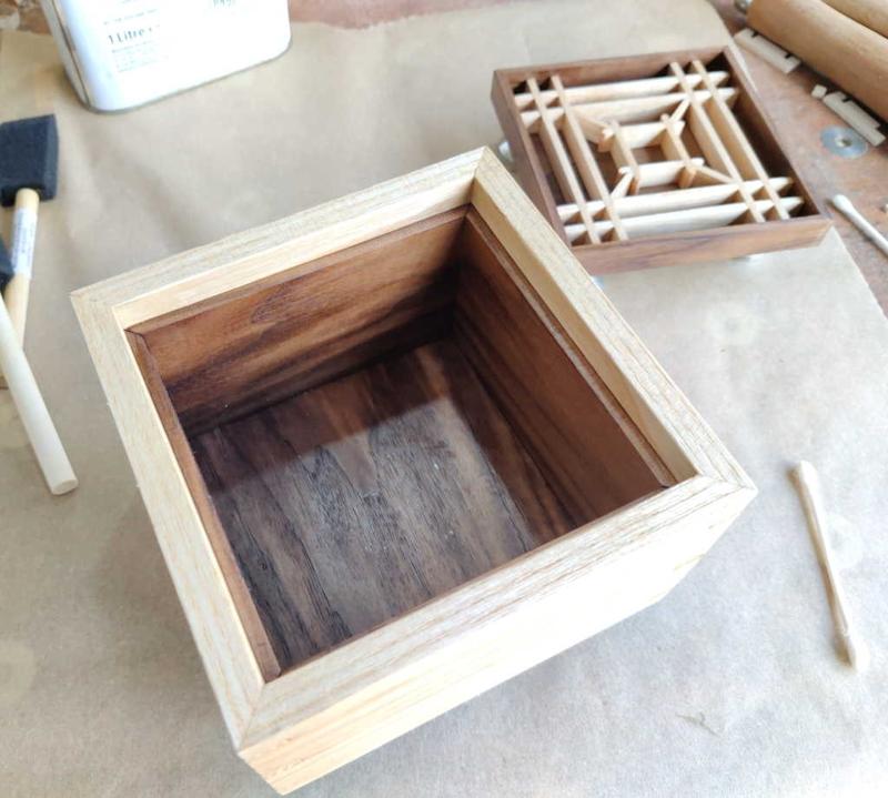 118_inside_of_oiled_box_800.jpg