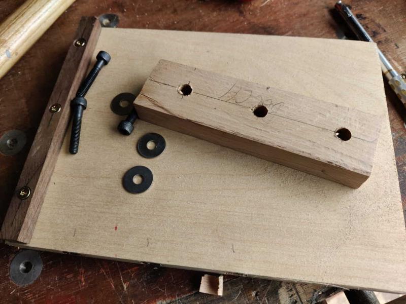 69_half_lap_jig_holes_for_screws_800.jpg