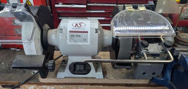 2025-10-13-01-bench-grinder-before_600.jpg