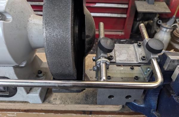 2025-10-13-02-bench-grinder-before-showing-vice-avoidance_600.jpg