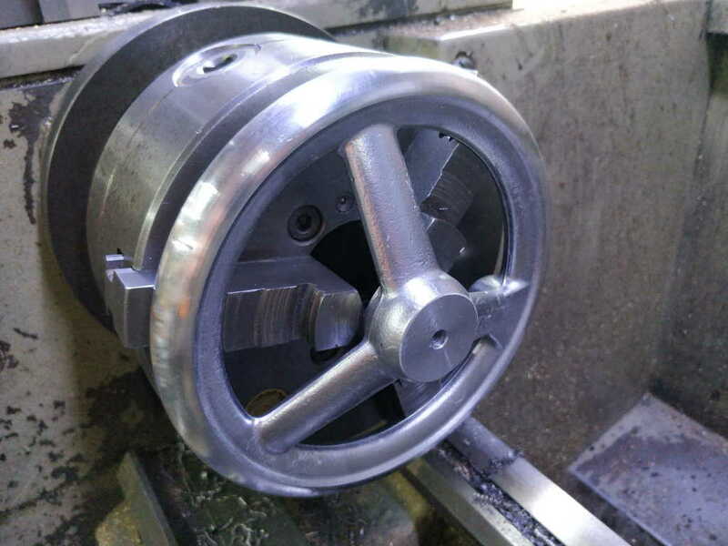 handwheel_on_lathe_800.jpg