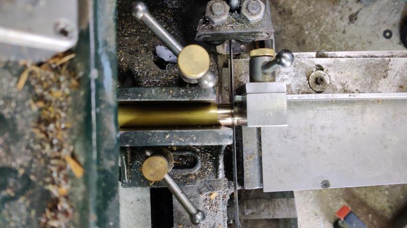 2024-12-08-02-using-length-stop-on-bandsaw_800.jpg
