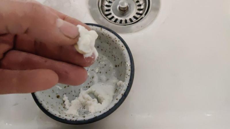 2024-12-08-15-rubbing-powder_800.jpg