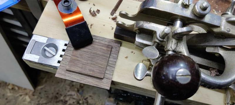 walnut_loose_lid_planing_800.jpg