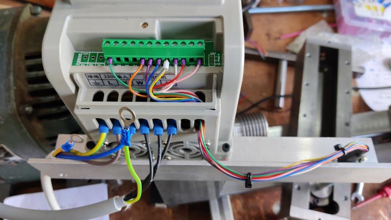 0803_inverter_mount_05_wiring_at_inverter_base_800.jpg