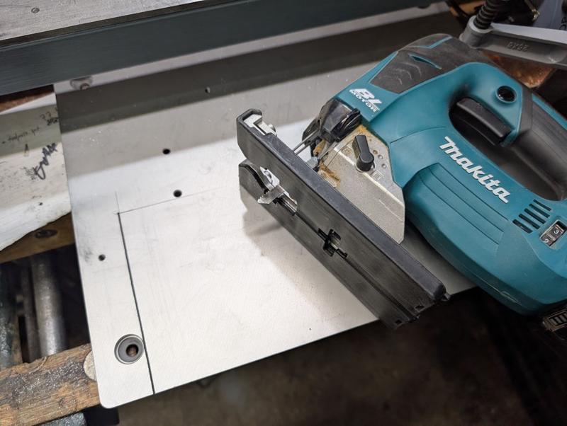 2026-01-11-sanding-table-01-jigsawing-aluminium-plate_800.jpg